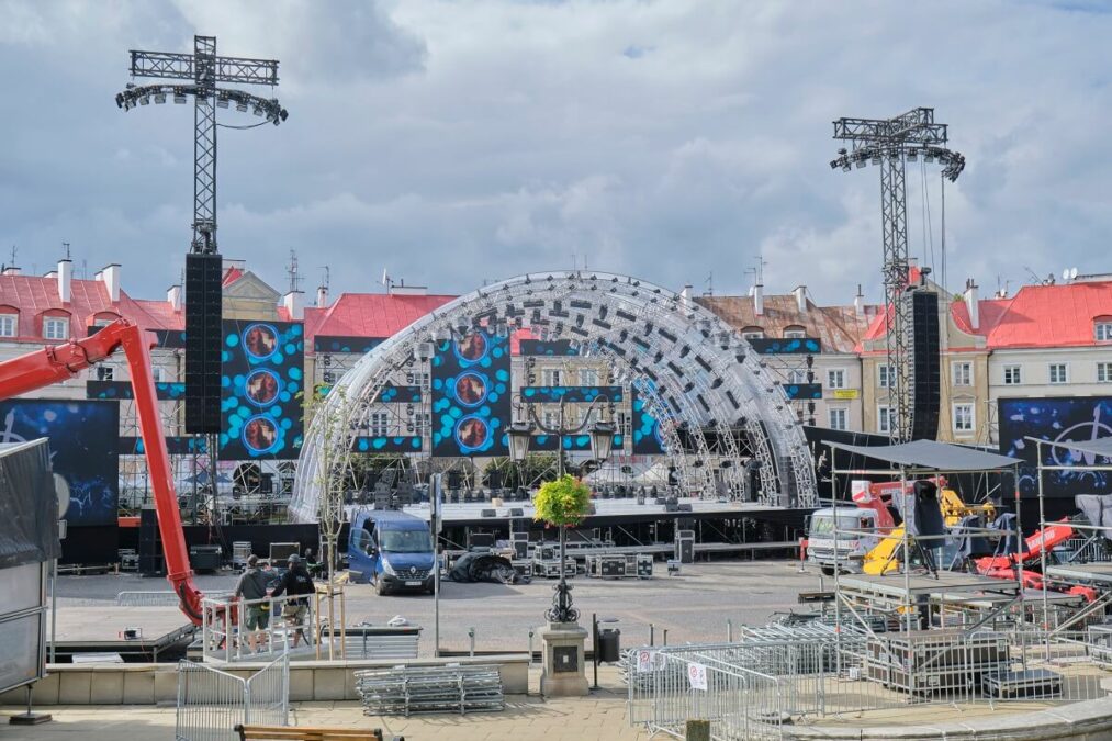 Ogromna scena stanęła na Placu Zamkowym - Koncert Wolności i Nadziei by Radio Nowy Świat