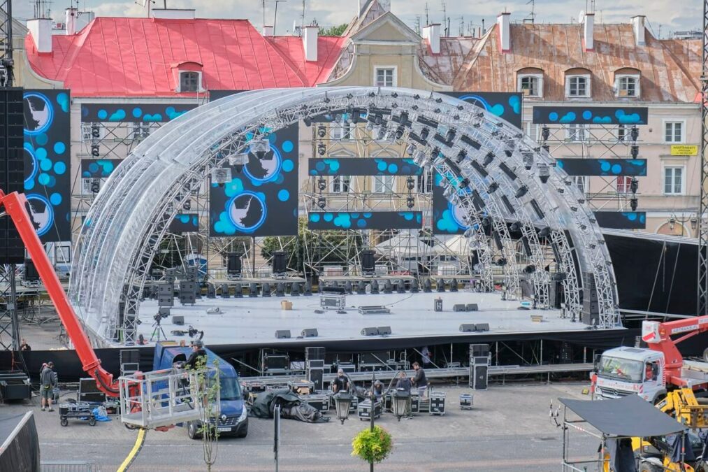 Ogromna scena stanęła na Placu Zamkowym - Koncert Wolności i Nadziei by Radio Nowy Świat