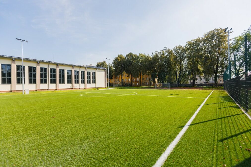 Inauguracja roku szkolnego w Lublinie. Licealiści dostali nowoczesną halę sportową i boiska. Zdjęcia z uroczystości 2 Kompleks sportowy przy I LO Staszica