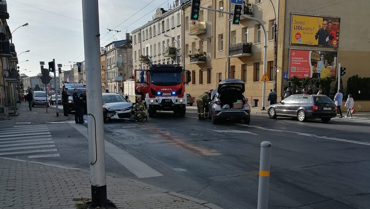Wjechał na czerwonym świetle i doprowadził do zderzenia 1 Zderzenie dwóch aut na ul. Kunickiego
