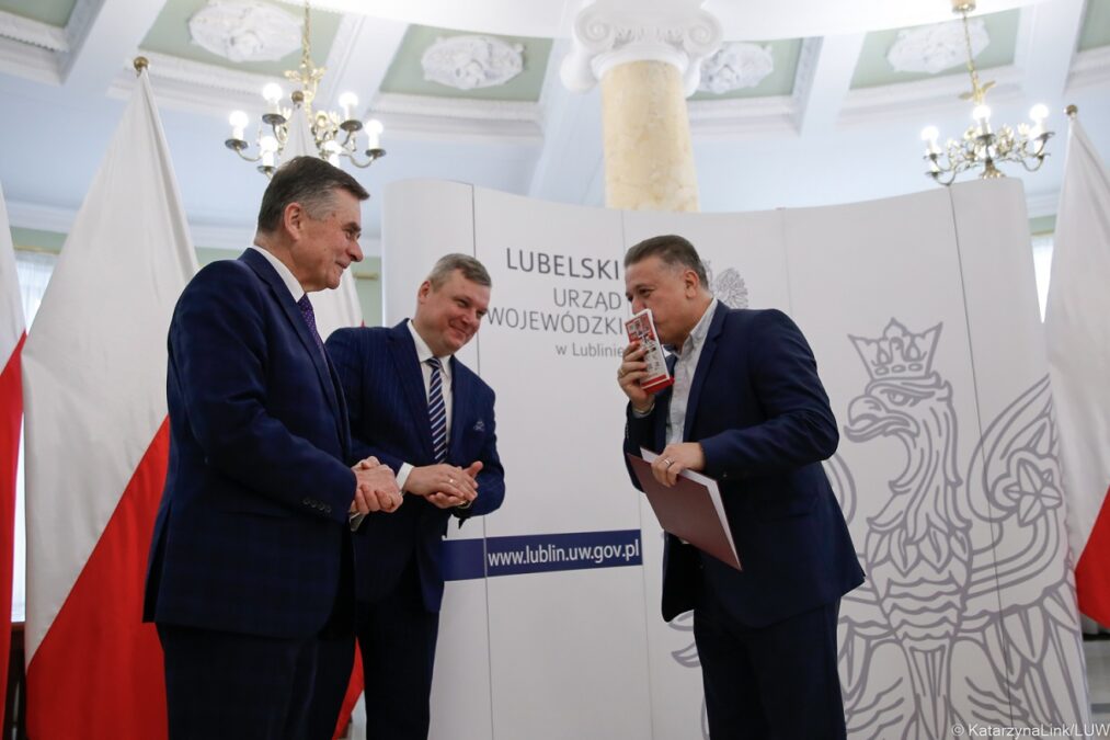 Nowi obywatele Polski. Z Ukrainy, Białorusi, Włoch i Egiptu 2 Wojewoda lubelski Lech Sprawka wręczył akty nadania obywatelstwa polskiego