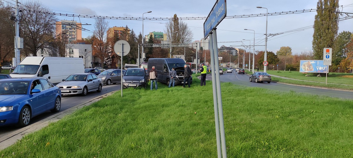 Groźny karambol na al. Andersa. Pięć aut rozbitych, tworzą się korki 4 Karambol pięciu aut na al. Andersa w Lublinie