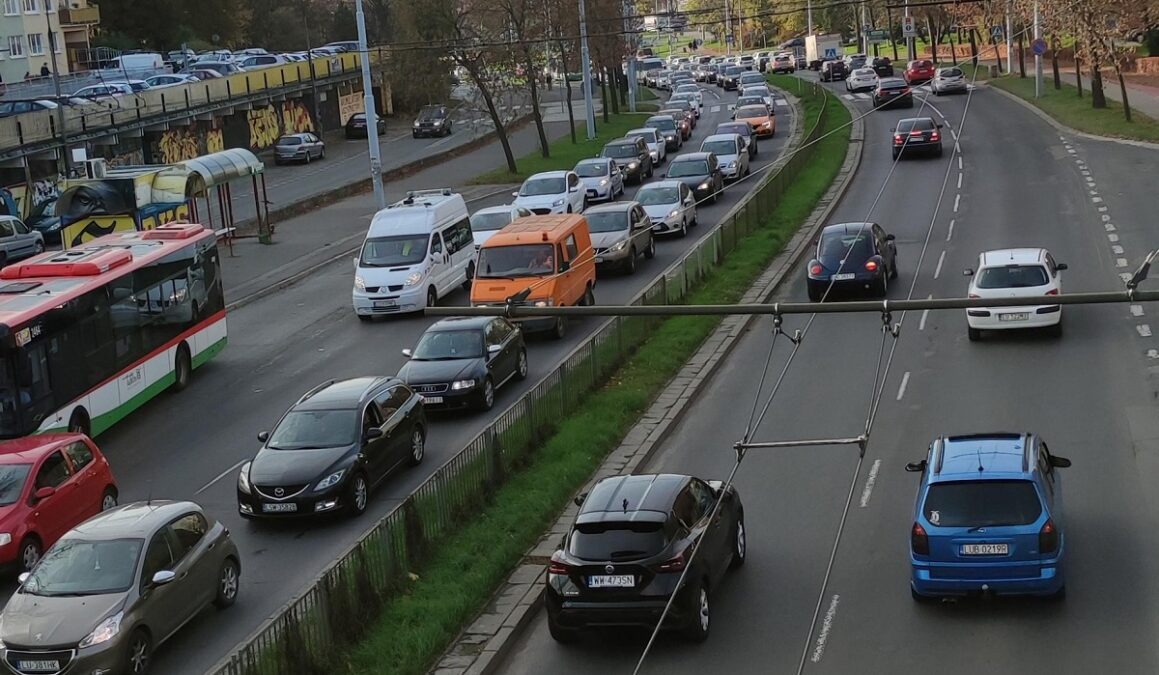 Groźny karambol na al. Andersa. Pięć aut rozbitych, tworzą się korki 6 Korek na al. Andersa po kolizji pięciu aut przed skrzyżowaniem z ul. Mełgiewską