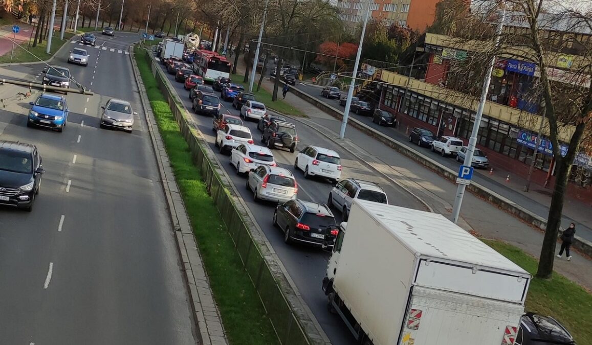 Groźny karambol na al. Andersa. Pięć aut rozbitych, tworzą się korki 5 Korek na al. Andersa po kolizji pięciu aut przed skrzyżowaniem z ul. Mełgiewską