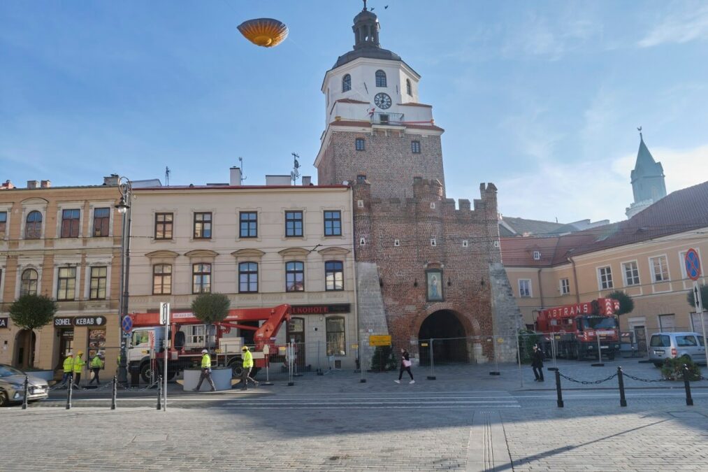 Przejścia nie ma. Rozpoczęły się prace na Bramie Krakowskiej 1 Nie ma przejścia przez Bramę Krakowską