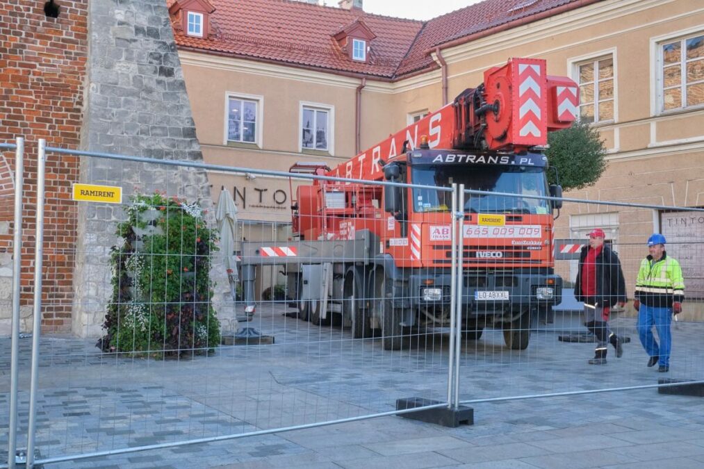 Przejścia nie ma. Rozpoczęły się prace na Bramie Krakowskiej 3 Dźwig przy Bramie Krakowskiej