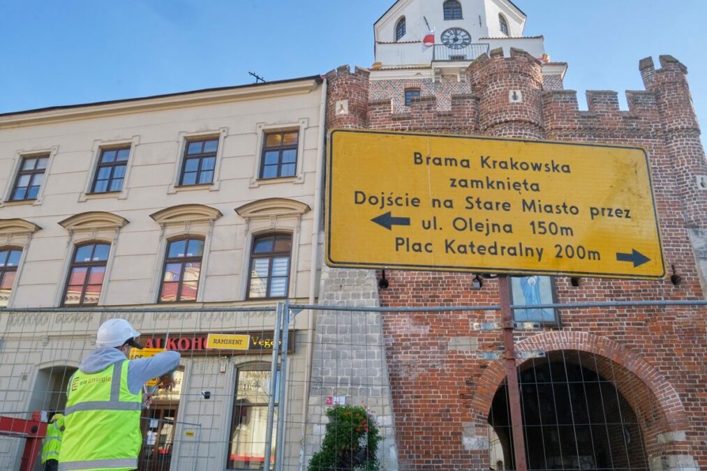 Przejścia nie ma. Rozpoczęły się prace na Bramie Krakowskiej 2 Brama Krakowska zamknięta