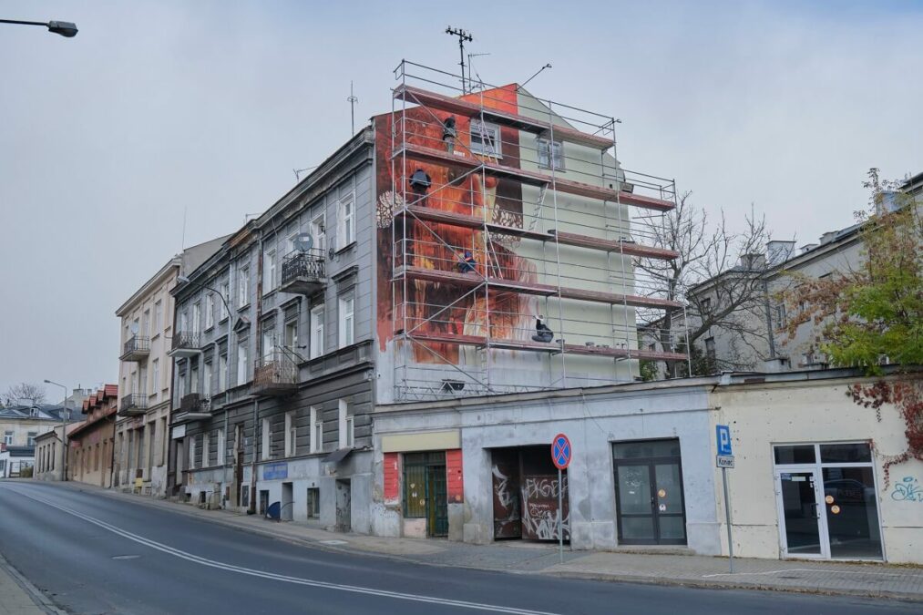 Nietypowa zapowiedź nowego serialu. Na ścianie kamienicy w centrum miasta powstaje mural 1 Mural jako zapowiedź serialu „Erynie” na ścianie kamienicy przy ul. Bernardyńskiej