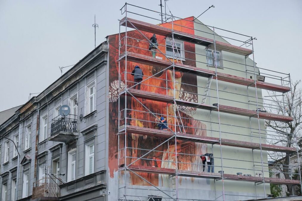 Nietypowa zapowiedź nowego serialu. Na ścianie kamienicy w centrum miasta powstaje mural 2 Mural jako zapowiedź serialu „Erynie” na ścianie kamienicy przy ul. Bernardyńskiej