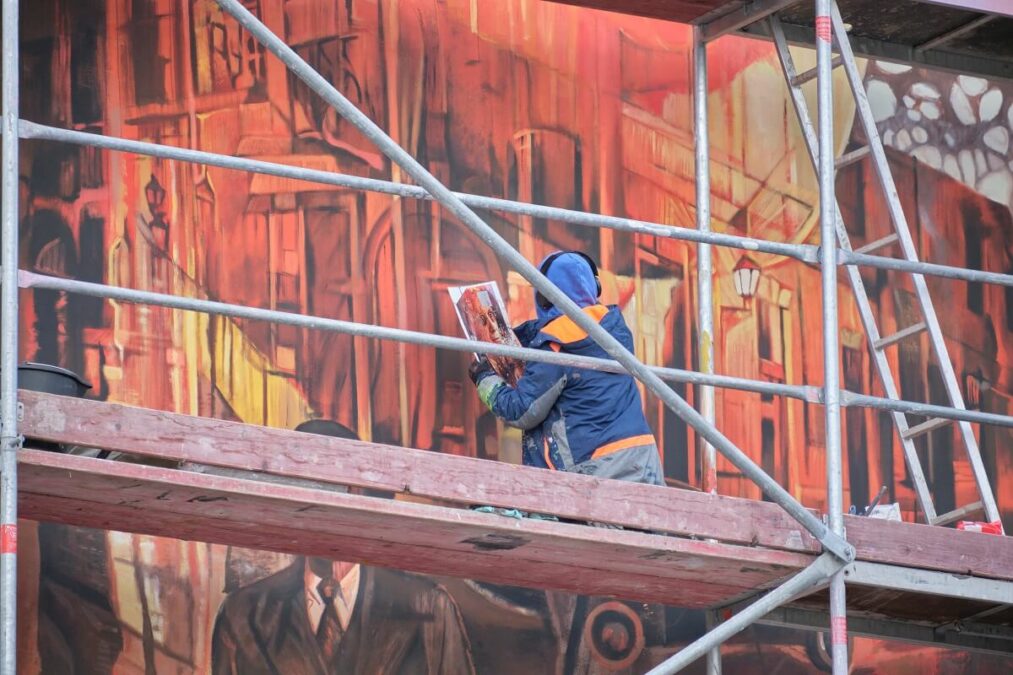 Nietypowa zapowiedź nowego serialu. Na ścianie kamienicy w centrum miasta powstaje mural 4 Mural jako zapowiedź serialu „Erynie” na ścianie kamienicy przy ul. Bernardyńskiej