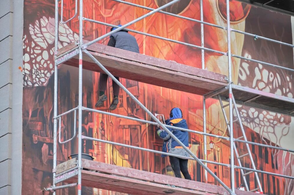 Nietypowa zapowiedź nowego serialu. Na ścianie kamienicy w centrum miasta powstaje mural 3 Mural jako zapowiedź serialu „Erynie” na ścianie kamienicy przy ul. Bernardyńskiej