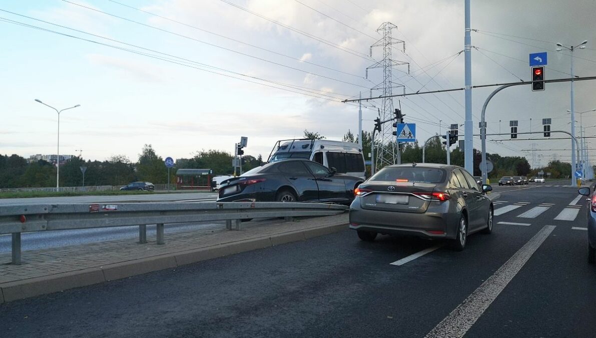 Wpadł w poślizg na skrzyżowaniu, obróciło go i zawisł na barierach 1 Kierowca Alfa Romeo wpadł w poślizg na skrzyżowaniu