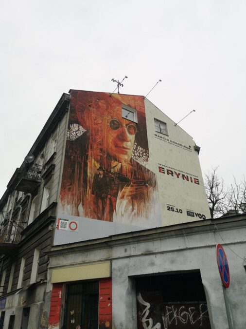 Nowy mural gotowy. To zapowiedź serialu „Erynie” z Marcinem Dorocińskim w roli głównej 4 Mural na kamienicy przy ul. Bernardyńskiej promujący serial „Erynie” w TVP VOD