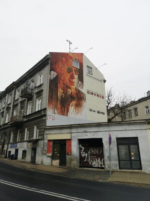 Nowy mural gotowy. To zapowiedź serialu „Erynie” z Marcinem Dorocińskim w roli głównej 3 Mural na kamienicy przy ul. Bernardyńskiej promujący serial „Erynie” w TVP VOD