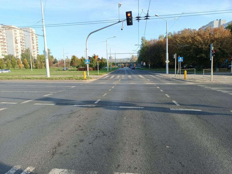 Uwaga kierowcy! Kamienie strzelają spod kół. Żwir i piach zalegają na znacznej długości ulicy 2 Żwir i piasek zalegające na jezdni ul. Jana Pawła II