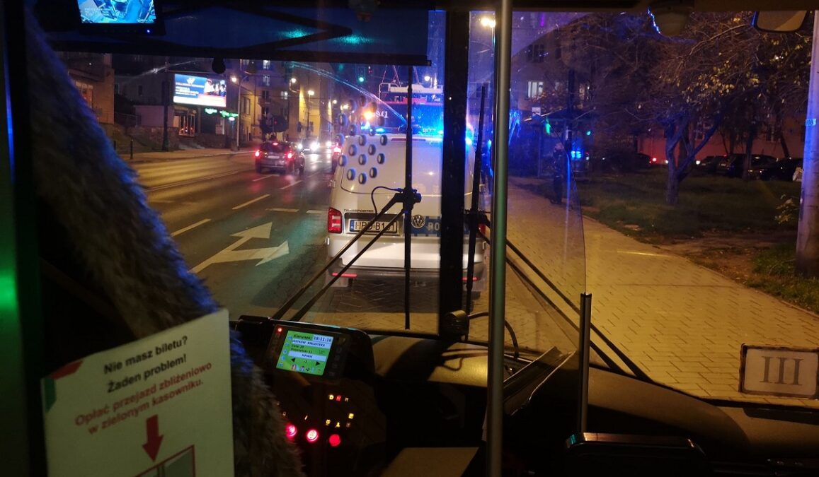 Dwóch pasażerów wybiło szybę w trolejbusie, po czym uciekli. Policja zabezpieczyła monitoring 1 Wybili szybę w drzwiach trolejbusu i uciekli