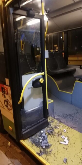 Dwóch pasażerów wybiło szybę w trolejbusie, po czym uciekli. Policja zabezpieczyła monitoring 3 Zbita szyba w drzwiach trolejbusu