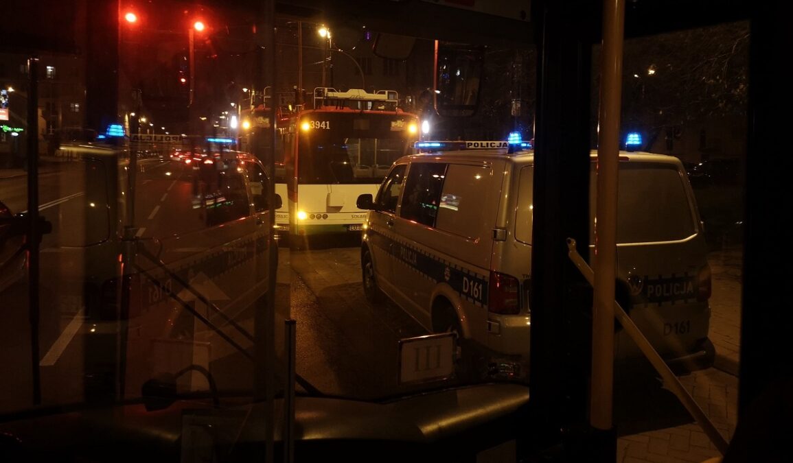 Dwóch pasażerów wybiło szybę w trolejbusie, po czym uciekli. Policja zabezpieczyła monitoring 2 Wybili szybę w drzwiach trolejbusu i uciekli