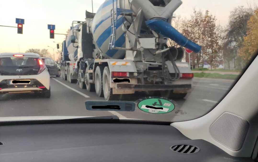 Betoniarka zepsuła się przed skrzyżowaniem. Utrudnienia w ruchu, ogromne korki na ruchliwej ulicy 1 Zepsuta betoniarka przed skrzyżowaniem al. Andersa - al. Spółdzielczości Pracy
