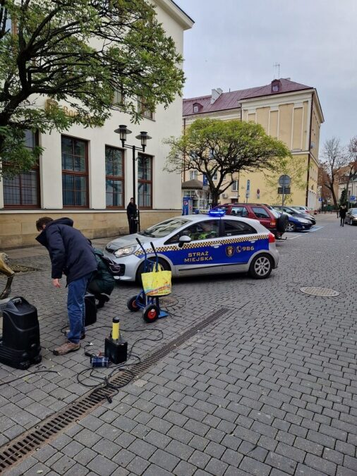 Przechodnie stanęli w obronie ulicznego grajka. Strażnicy miejscy finalnie nie wystawili mu mandatu 1 Interwencja Straży Miejskiej do ulicznego grajka na deptaku