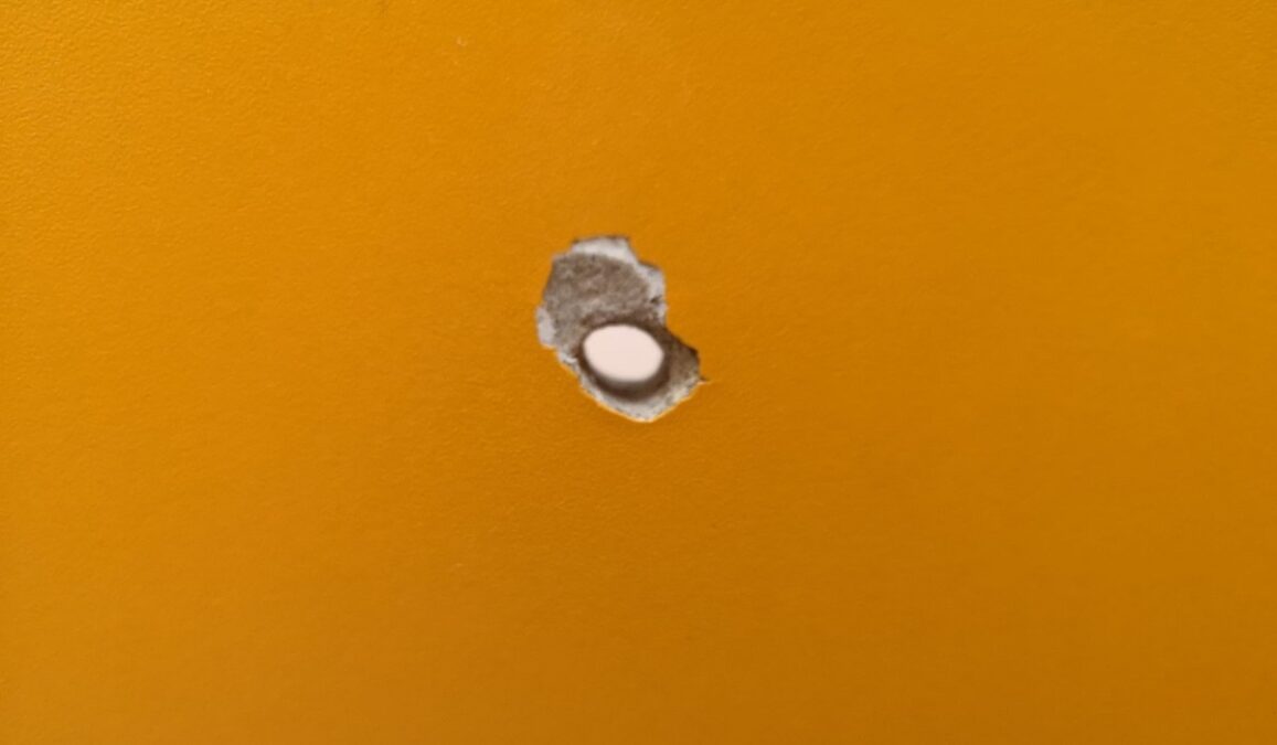 Zboczeniec podgląda mężczyzn korzystających z toalety w galerii handlowej. Zrobił specjalne otwory w kabinie 2 Zboczeniec podgląda mężczyzn w toalecie galerii handlowej