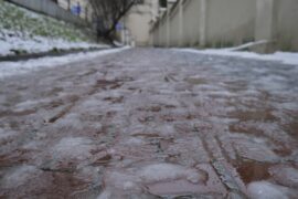 gololedz sliski chodnik