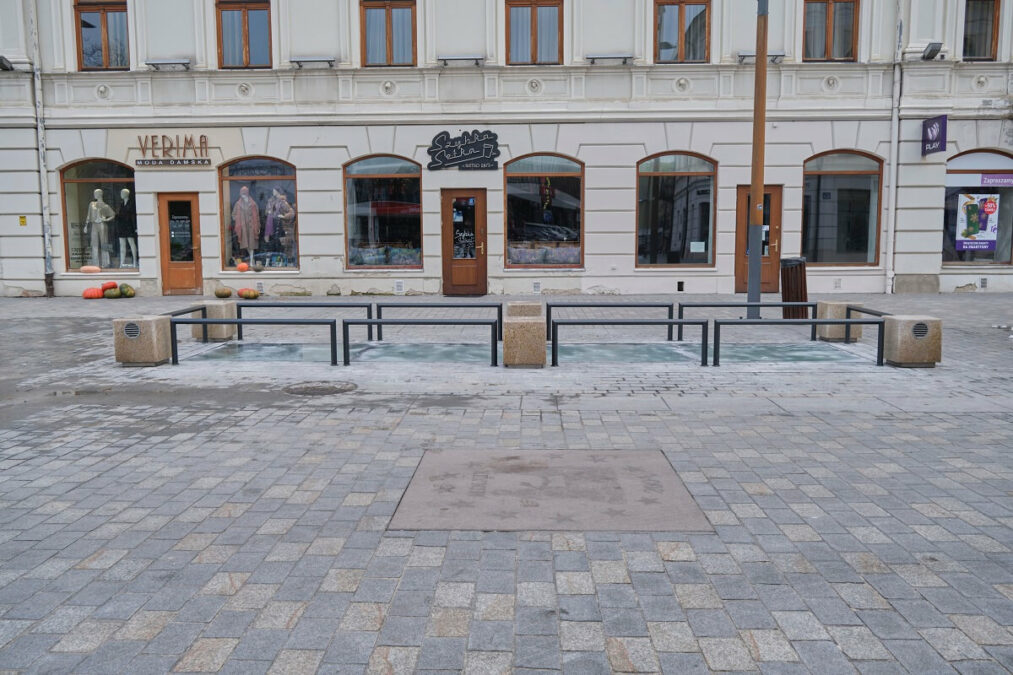 Zaprojektowali ekspozycję, po której można było chodzić. Teraz zmienili zdanie i ją ogrodzili, „bo się rysuje” 1 Koniec z chodzeniem po oknie czasu na Placu Litewskim
