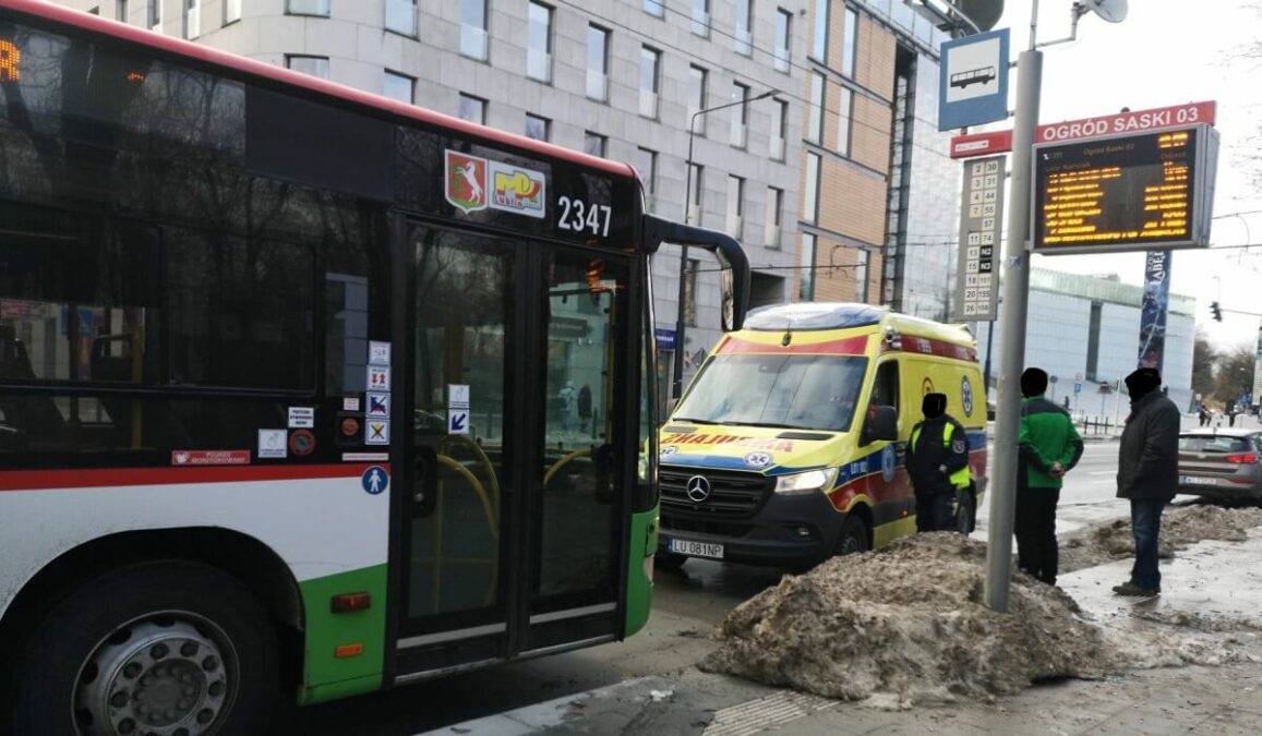 Drzwi autobusu przytrzasnęły pasażerce nogę, gdy próbowała wejść do pojazdu. Młoda kobieta upadła na chodni 1 Drzwi autobusu przytrzasnęły nogę pasażerce