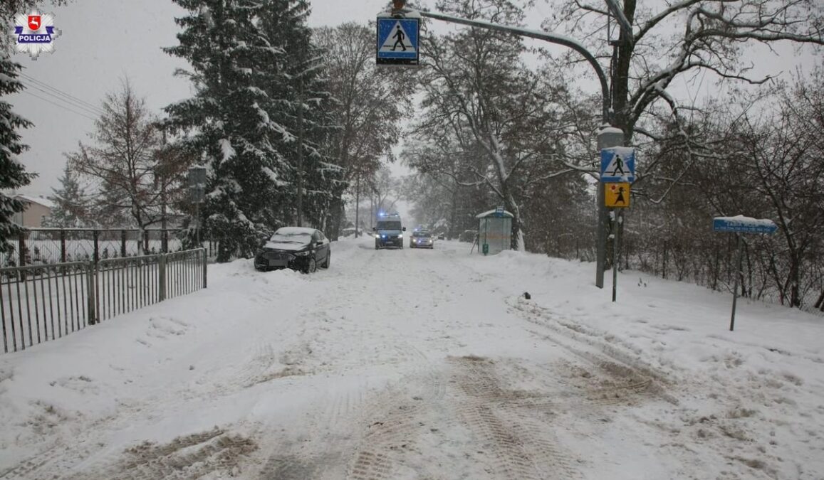 Potrącił 14-latkę przy szkole i uciekł z miejsca wypadku. Policja szuka kierowcy ciemnego busa 1 Potrącenie dziecka przy szkole w Żabiej Woli