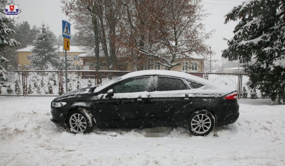 Potrącił 14-latkę przy szkole i uciekł z miejsca wypadku. Policja szuka kierowcy ciemnego busa 2 Potrącenie dziecka przy szkole w Żabiej Woli