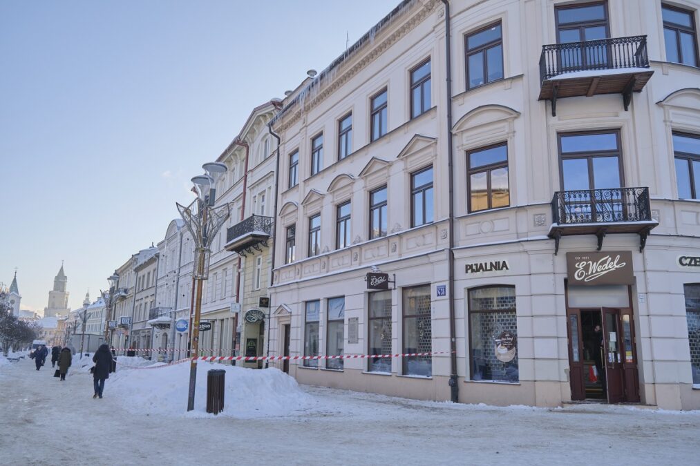 Straż Miejska oznacza miejsca, gdzie zwisające sople stwarzają zagrożenie. Przechodnie ignorują to i zrywają taśmy 1 Straż Miejska odgrodziła teren zagrożenia przez sople lodu