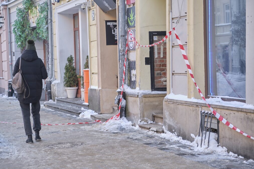 Straż Miejska oznacza miejsca, gdzie zwisające sople stwarzają zagrożenie. Przechodnie ignorują to i zrywają taśmy 4 Przechodnie zerwali taśmy informujące o zagrożeniu soplami