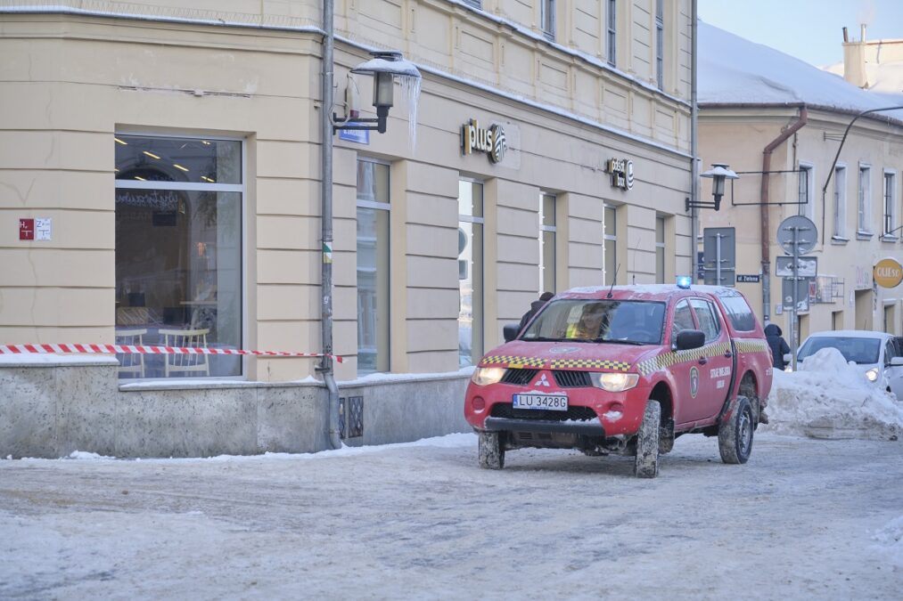 Straż Miejska oznacza miejsca, gdzie zwisające sople stwarzają zagrożenie. Przechodnie ignorują to i zrywają taśmy 5 Straż Miejska na deptaku