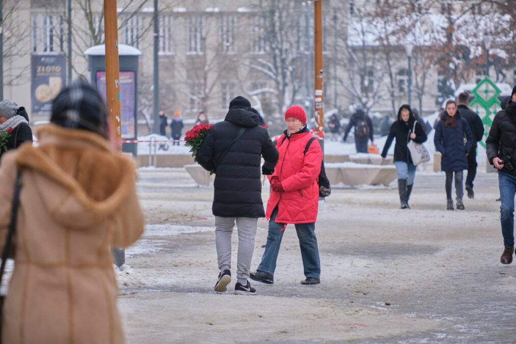 Naciągacze wciskają ludziom róże. W ten sposób zbierają pieniądze na rzekome leczenie chorego syna 2 Naciągacze wciskają przechodniom róże