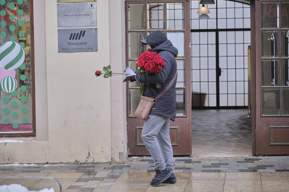Naciągacze wciskają ludziom róże. W ten sposób zbierają pieniądze na rzekome leczenie chorego syna 3 Naciągacze wciskają przechodniom róże