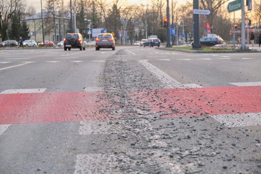Ścieżka z betonu na ruchliwej ulicy. Policjanci wezwali na miejsce strażaków 2 beton zalegający na jezdni
