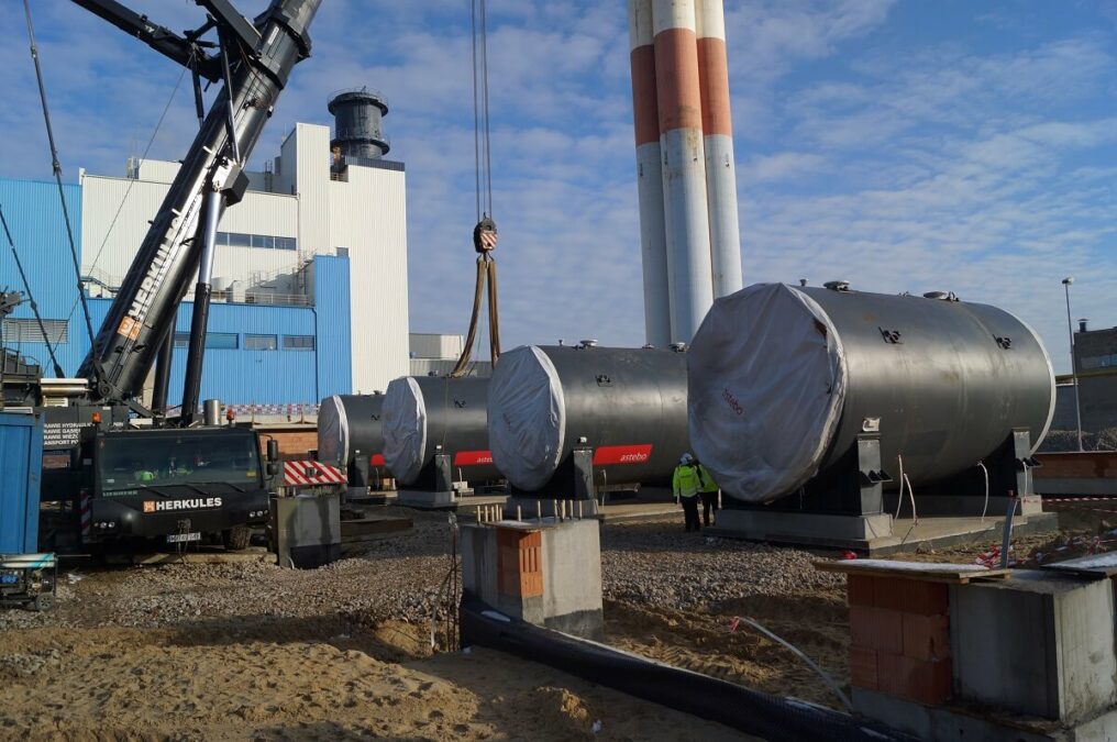 Pierwsze kotły już na miejscu. Każdy ma moc 33 MW i waży 70 ton 1 Montaż kotłów gazowych w Elektrociepłowni Lublin-Wrotków