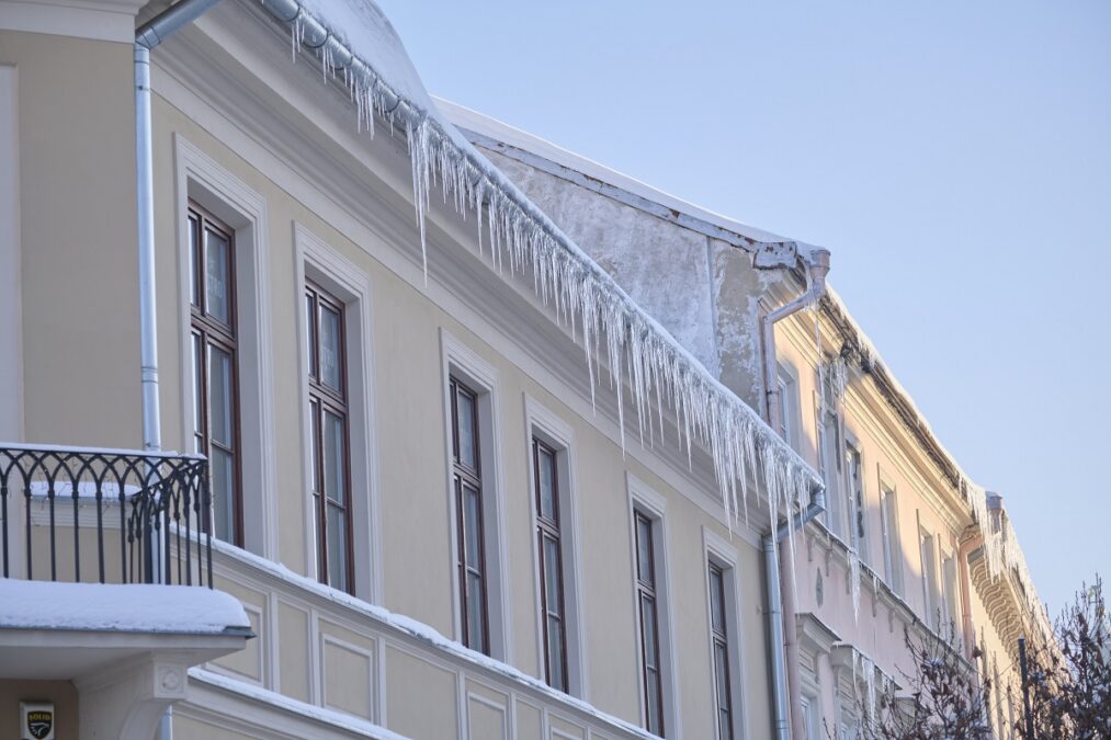 Straż Miejska oznacza miejsca, gdzie zwisające sople stwarzają zagrożenie. Przechodnie ignorują to i zrywają taśmy 2 Sople lodu zwisające z dachu kamienicy przy deptaku