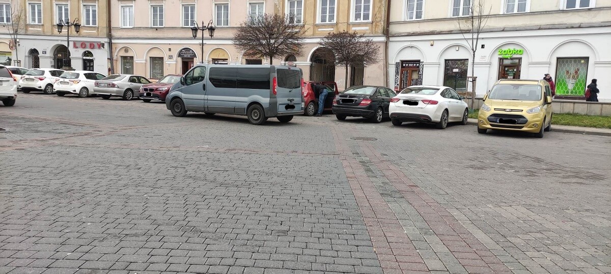Akcja policyjnych wywiadowców w centrum Lublina. Przeszukali samochód na Placu Zamkowym, ujawnili narkotyki 1 Policyjni wywiadowcy przeszukują samochód na Placu Zamkowym