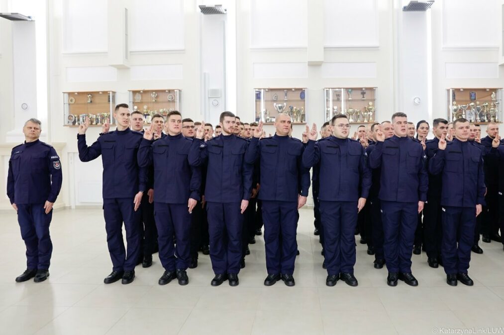 Pierwsze w tym roku ślubowanie nowych policjantów. W szeregi lubelskiego garnizonu wstąpiło 85 funkcjonariuszy 3 ślubowanie nowych policjantów lublin styczeń 2023
