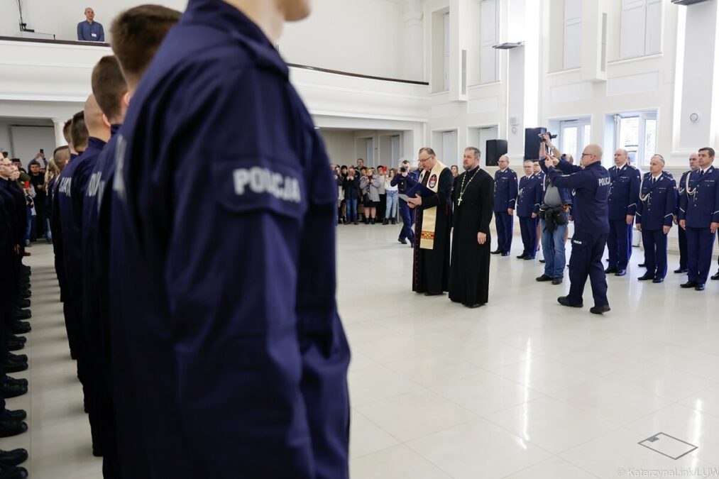 Pierwsze w tym roku ślubowanie nowych policjantów. W szeregi lubelskiego garnizonu wstąpiło 85 funkcjonariuszy 2 ślubowanie nowych policjantów lublin styczeń 2023