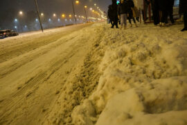 zalegajacy na przystanku snieg