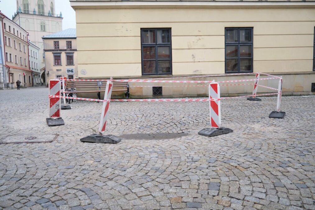 Niecodzienna sytuacja na Starym Mieście. Zapadła się nawierzchnia przy Trybunale Koronnym 1 Zapadnięta nawierzchnia na Starym Mieście w Lublinie
