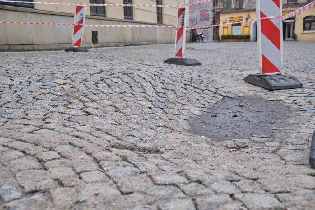 Niecodzienna sytuacja na Starym Mieście. Zapadła się nawierzchnia przy Trybunale Koronnym 3 Zapadnięta nawierzchnia na Starym Mieście w Lublinie
