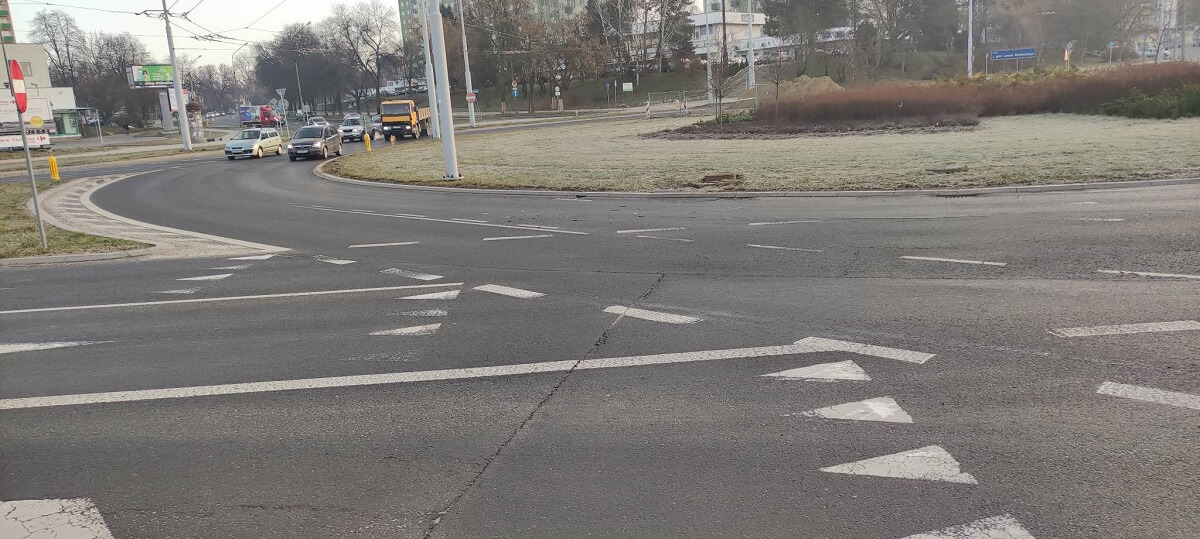 Kolizja na rondzie. Uczestnicy zdarzenia odjechali z miejsca, pozostawiając kawałki plastiku na jezdni 3 Kawałki plastiku na jezdni po stłuczce na rondzie Berbeckiego