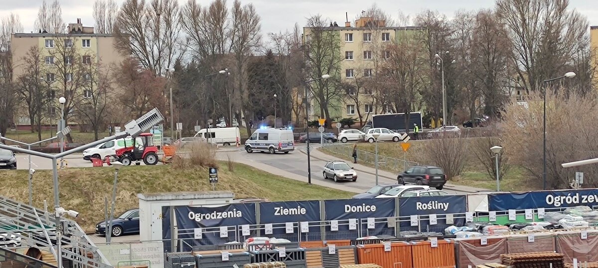 Jechał hulajnogą po przejeździe dla rowerów, potrącił go kierowca opla. Mężczyzna trafił do szpitala 2 Kierujący oplem potrącił mężczyznę na hulajnodze
