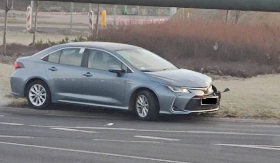 Kolizja na rondzie. Uczestnicy zdarzenia odjechali z miejsca, pozostawiając kawałki plastiku na jezdni 2 Uszkodzona toyota