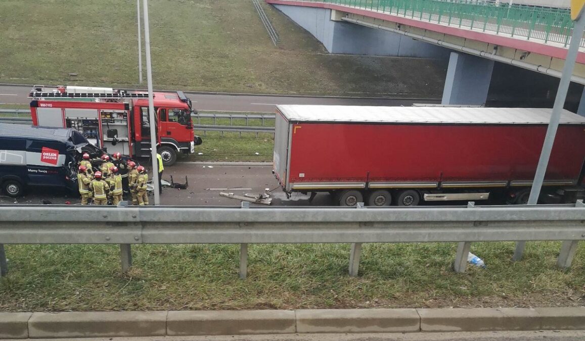 Wypadek na ul. Mełgiewskiej. Strażacy musieli użyć specjalistycznego sprzętu, by uwolnić zakleszczone w środku dziecko 2 Bus uderzył w naczepę ciężarówki na ul. Mełgiewskiej