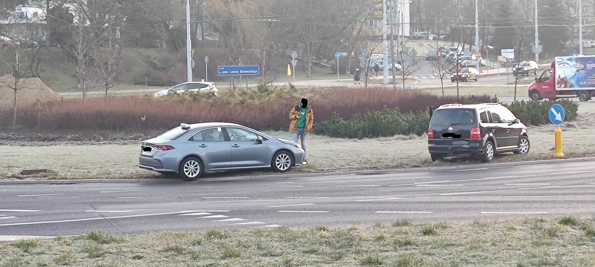 Kolizja na rondzie. Uczestnicy zdarzenia odjechali z miejsca, pozostawiając kawałki plastiku na jezdni 1 Zderzenie toyoty z volkswagenem na rondzie Berbeckiego