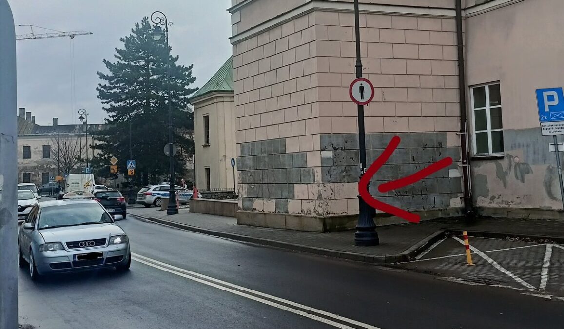 Sypią się mandaty za chodzenie po tym chodniku. Nieuważni piesi są o pięć dyszek biedniejsi 1 Pieszy idący chodnikiem wzdłuż budynku od strony ul. 3 Maja może nie zauważyć znaku